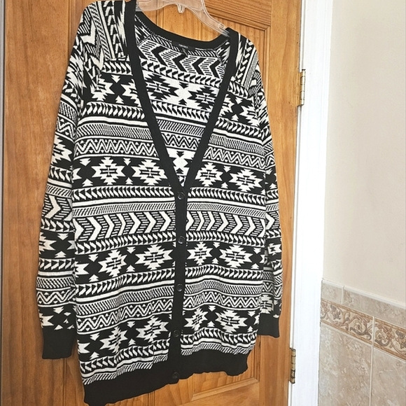 Forever 21 Women's Button Front Black & White Aztec Cardigan Sweater, Size M - Picture 2 of 8